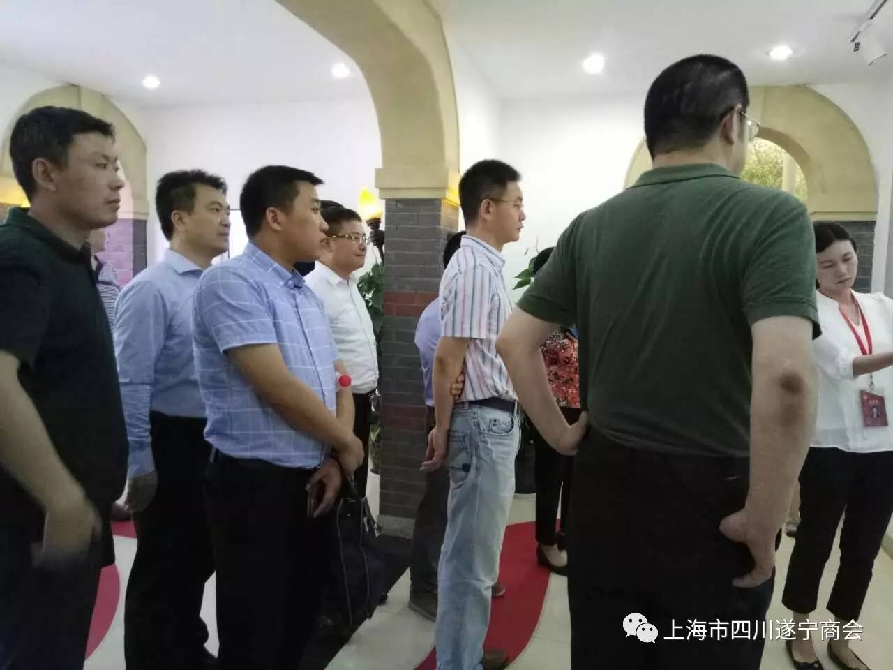 洋泾街道洋泾街道党建服务中心主任蒋谦给周鸿部长讲解洋泾街道的发展