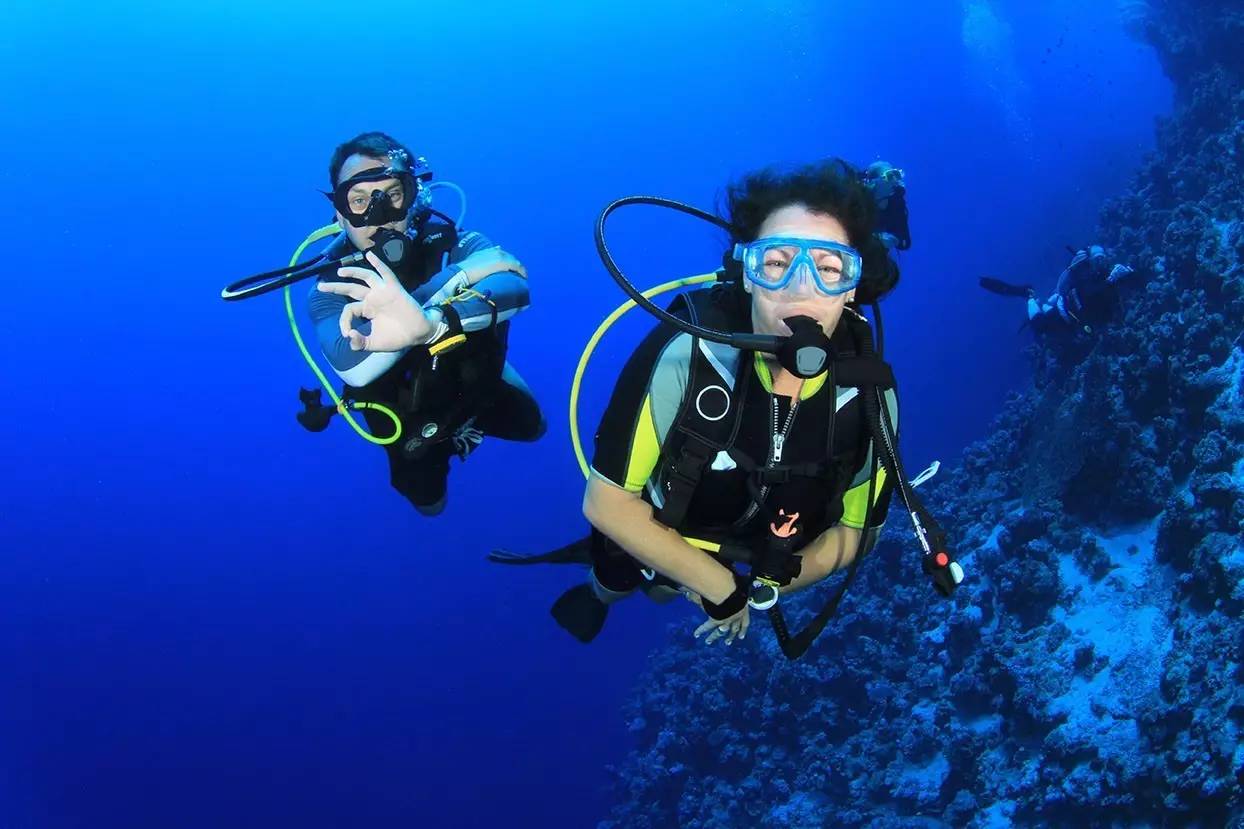 体验水肺潜水课程 潜水是一项极限运动,当然也是一种心情状态和生活