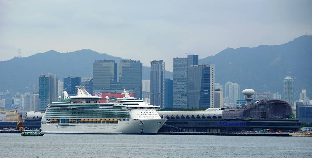 2013年6月停靠香港启德码头全景