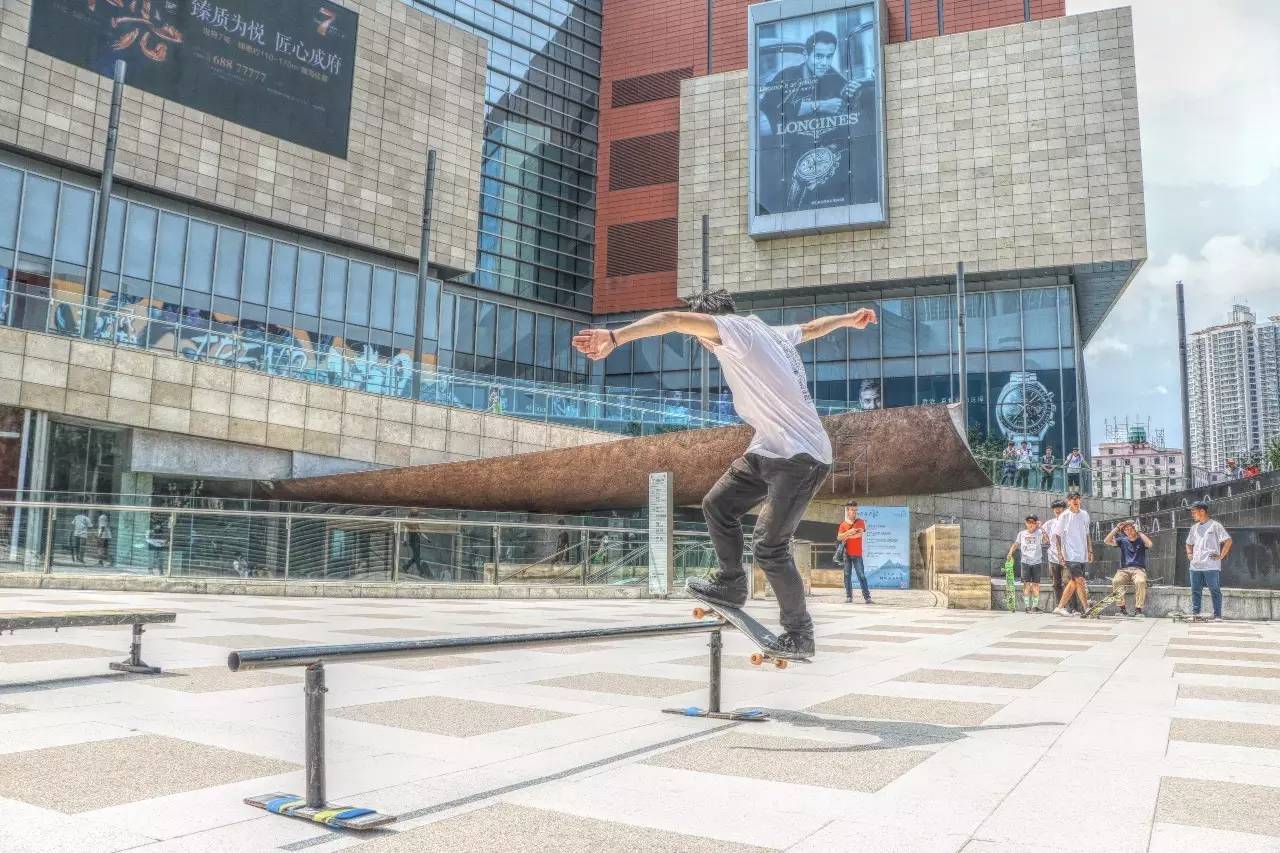 进行跳远跳高比赛 赛前练习 跳高赛 突然下起暴雨 但阻止不了skateb