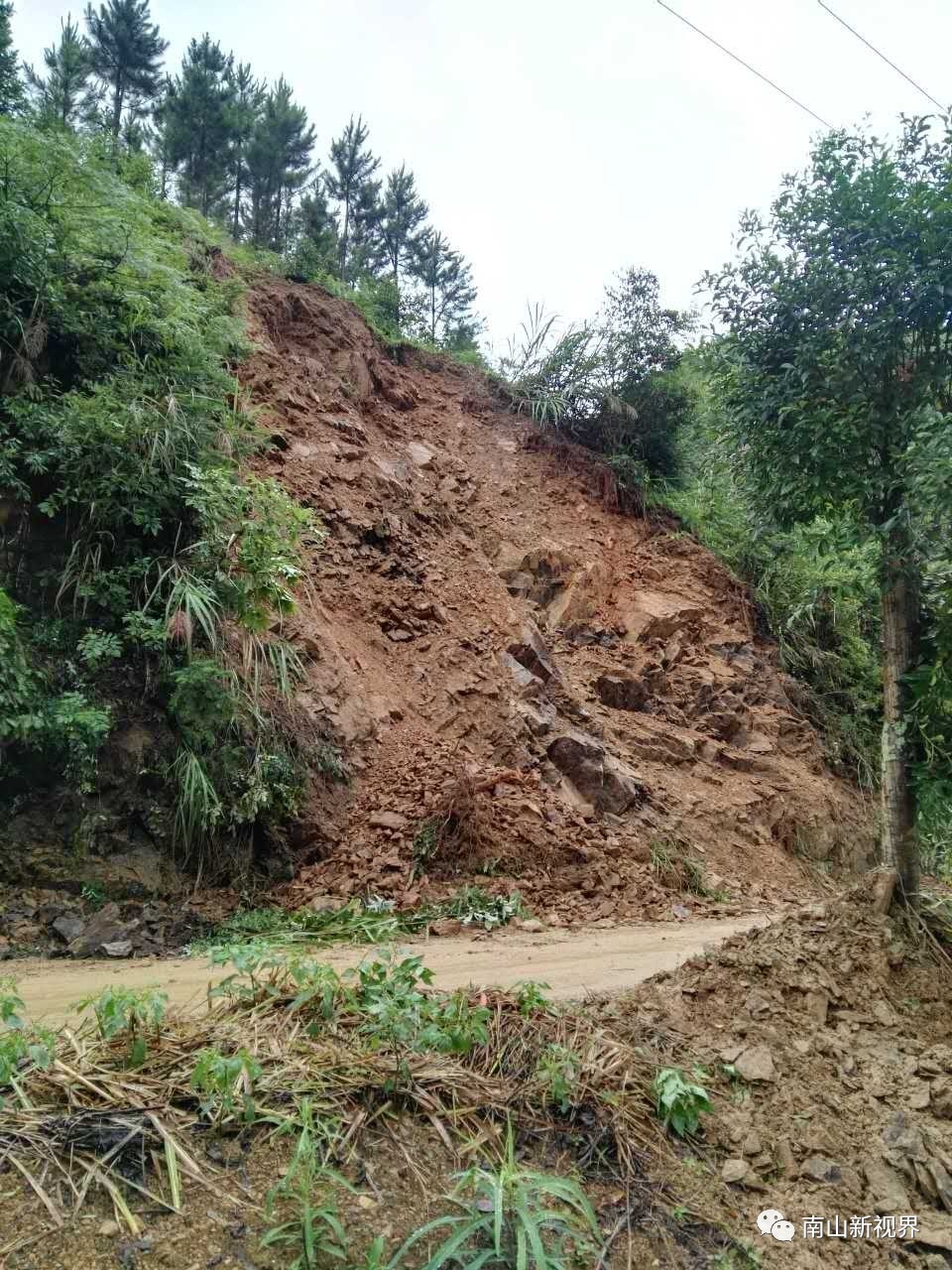 玉山县南山乡港口村毛坞路段推土机轰鸣.