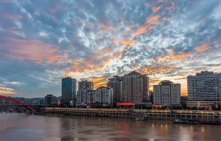 美翻了宜宾城区雨过天晴的晚霞照片刷爆朋友圈