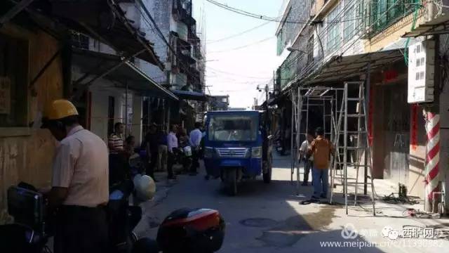 西胪镇各村(社区)全面清理整治主干道路沿途垃圾杂物,建筑废土,违建