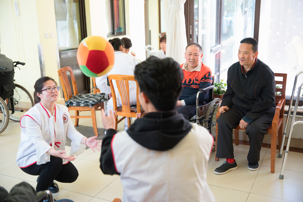 外来人口子女上小学_薛之谦天外来物图片(2)