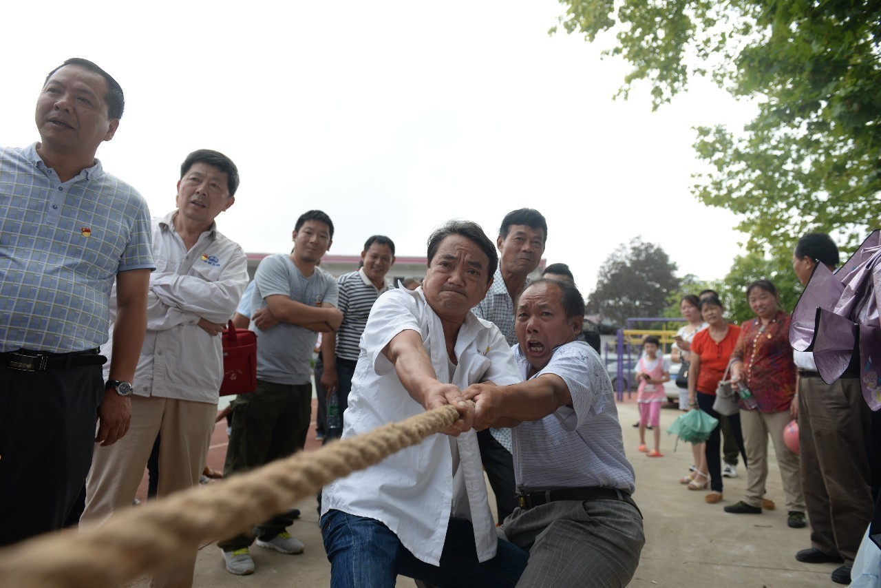 城子镇举办庆祝建党96周年"七一"拔河比赛