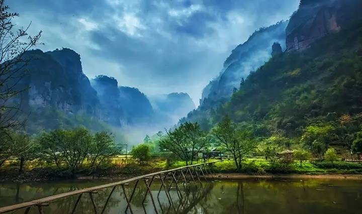 这里还是穿岩十九峰最佳观景点,在观景平台远眺,视野顿阔,仅仅用"