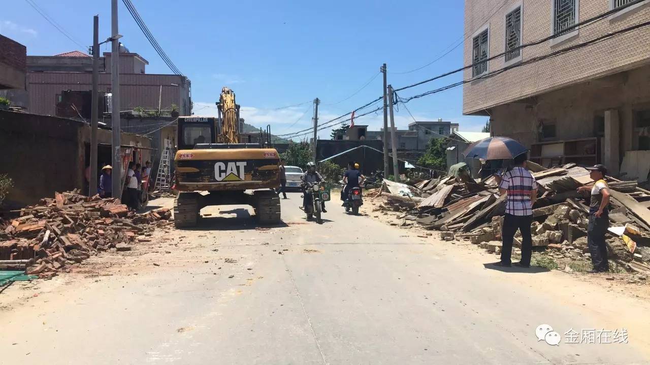 直击!金厢镇对省道338山门村占道违章建筑强制拆除