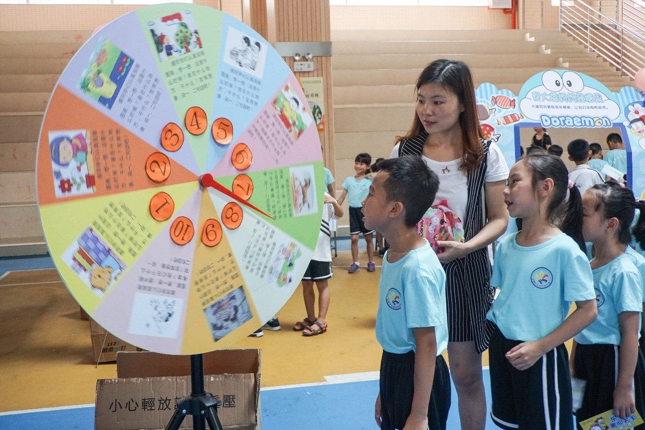 幸福的中心小学的学子们拿着"哆啦a梦乐学游考闯关卡"来到了学校的