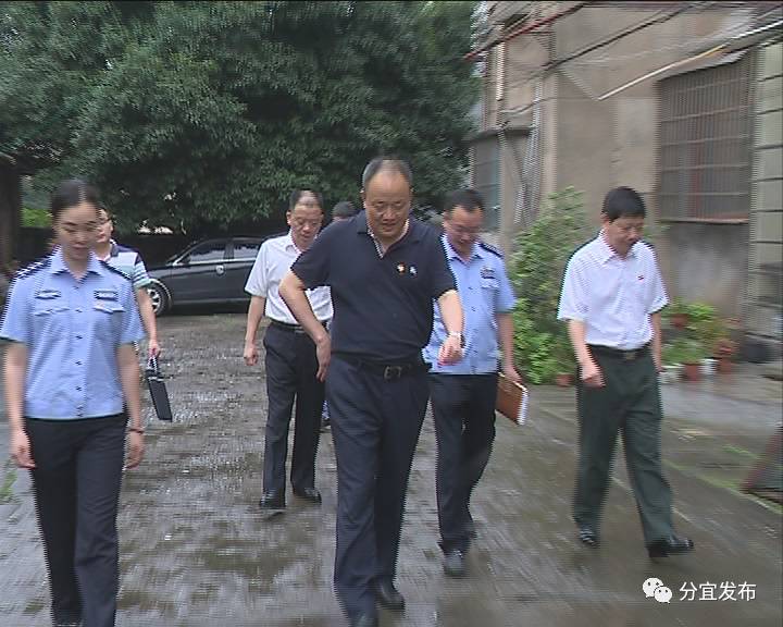 蒋斌说,长期以来,广大公安民警家属用关怀,坚守和付出,铸就了公安