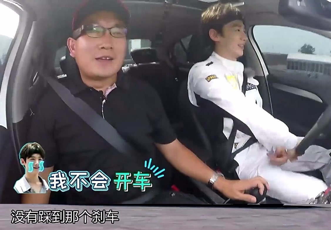 白敬亭的这段"抠图"开车戏,暴露了他"无照驾驶"的老司机身份.