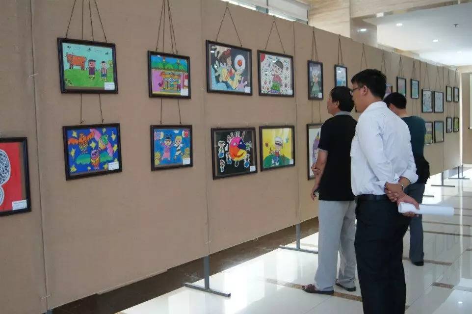怒江州文化馆承办的以"梦想的翅膀"为主题的2017年青少年儿童书画展