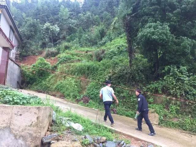 29日,鸭田镇福田村山体塌方,鸭田派出所民警日夜守护现场,并协助群众