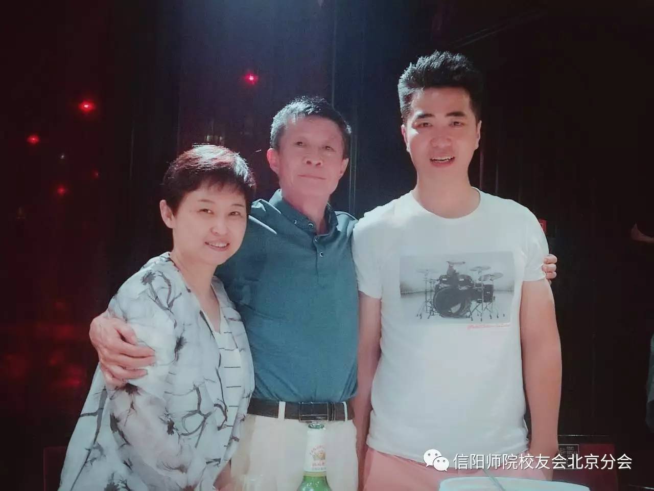 唐超会长与两位男,女高音歌唱家合影