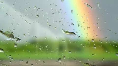 雨滴的运动雨伞旋转时,有雨滴从伞的边缘甩出.