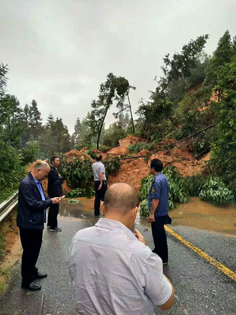 隆回金石桥等地多处山体滑坡堵路!滩头罗洪高平溪水势