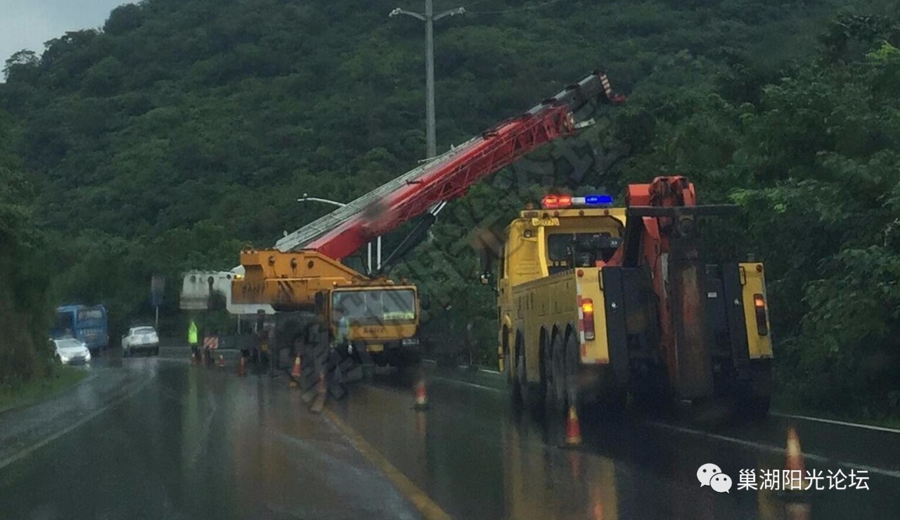 突发!巢湖7410工厂附近一辆大货车侧翻跌入路面滑坡 两辆起重机援救.