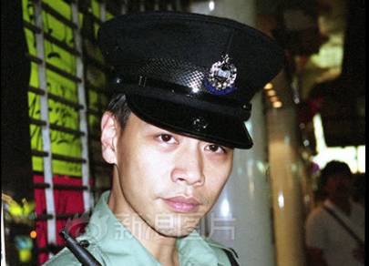 1997年7月1日凌晨,香港主权交接仪式之后香港警察立即换上紫荆花图案