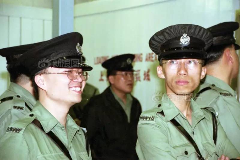 1997年6月30日,香港主权交接仪式之前,香港警察一律佩戴有皇冠图案的