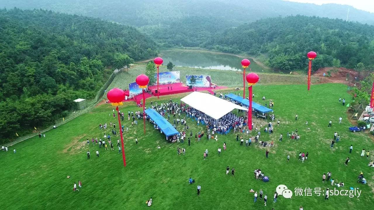 6月28日,溧阳曹山白露山到处都装扮成蓝莓色,2017溧阳白露山生态园