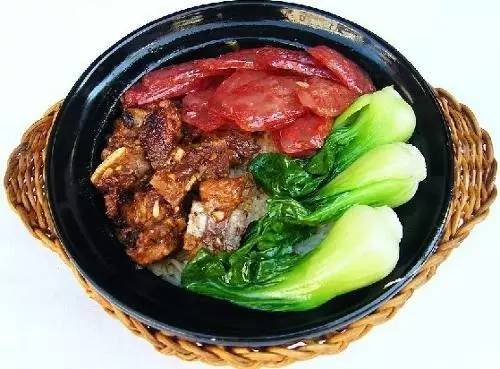 淋少许香油即可端出 豉汁排骨煲仔饭 用 料 青菜少许 / 水240g / 油1