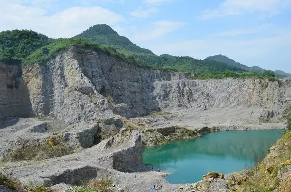 废弃采石场变身小九寨 景美人少还免费