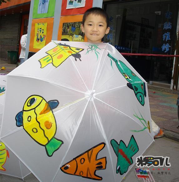 下雨天带着自己的彩绘雨伞太炫酷,还可以和小伙伴们交流自己的雨伞