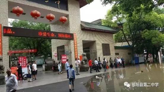 快速上涨的洪水水位"堵住"了祁阳二中的校门口,附近的莲子塘早就一片