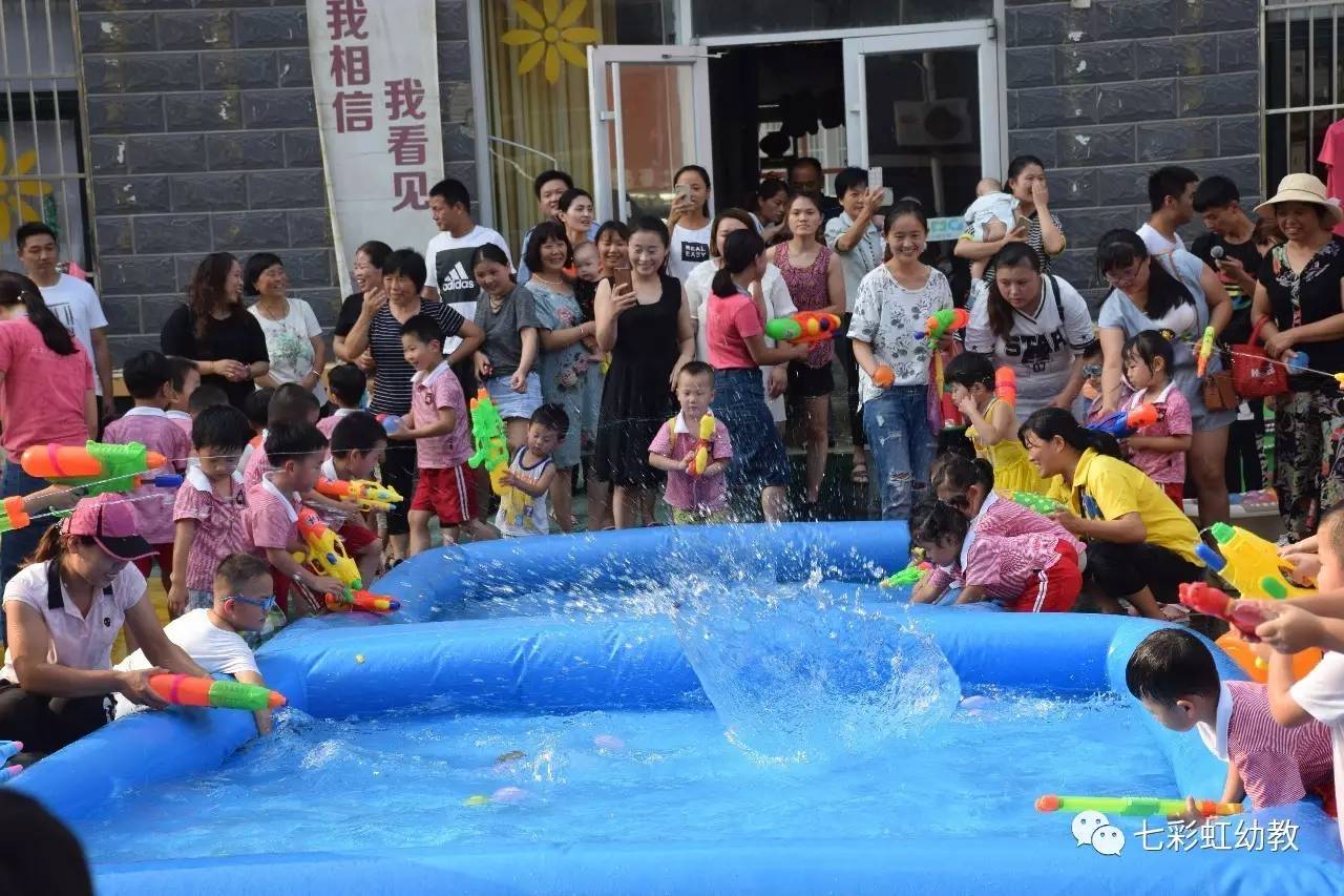 【七彩虹幼教】体智能亲子游戏——打水仗开始啦!