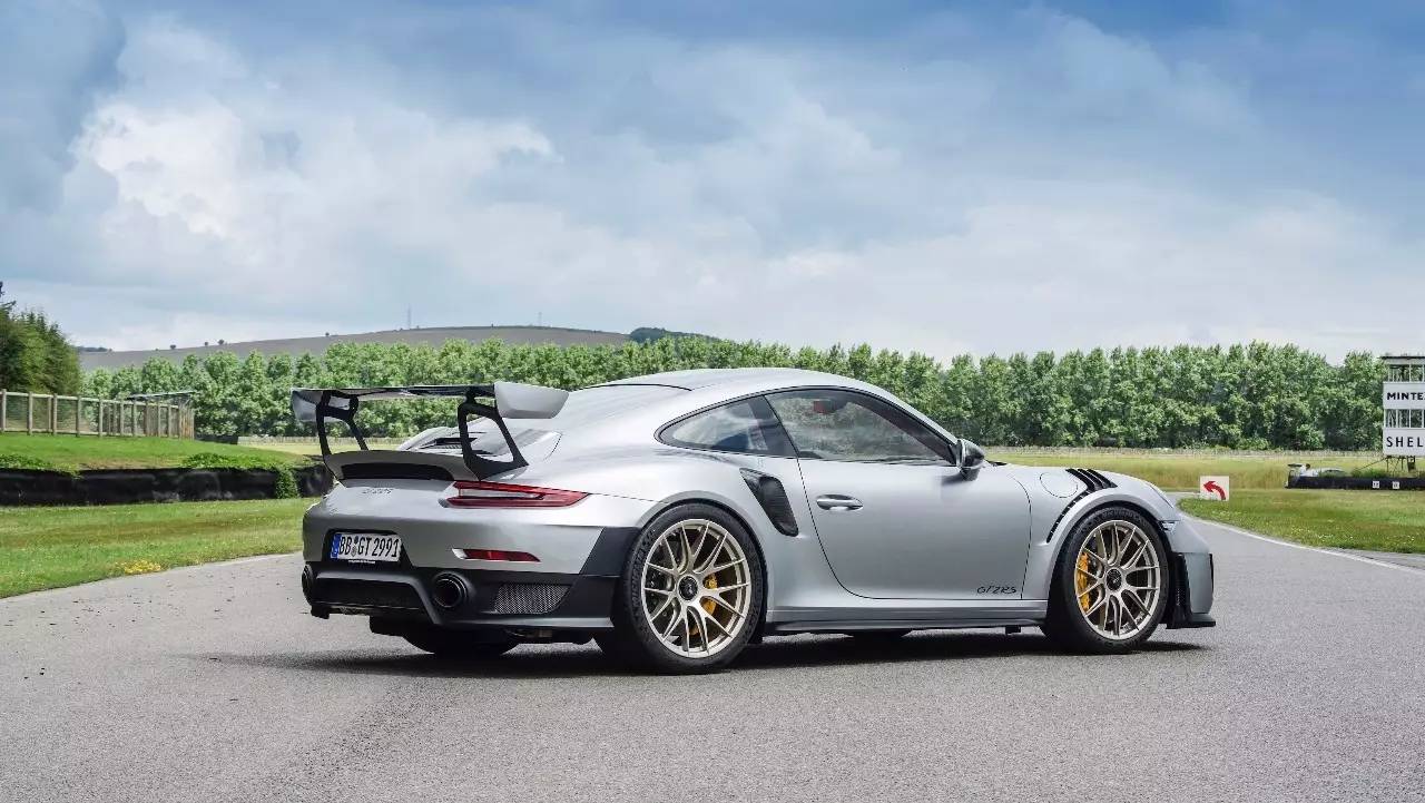 8年才会现身一次的保时捷终极大魔王911gt2rs