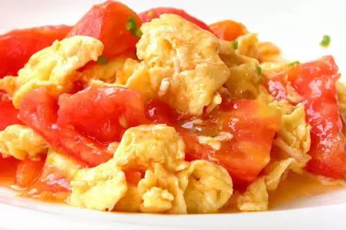 西红柿炒蛋最常见的形态就是大块的西红柿夹杂着鸡蛋,然而小编告诉你
