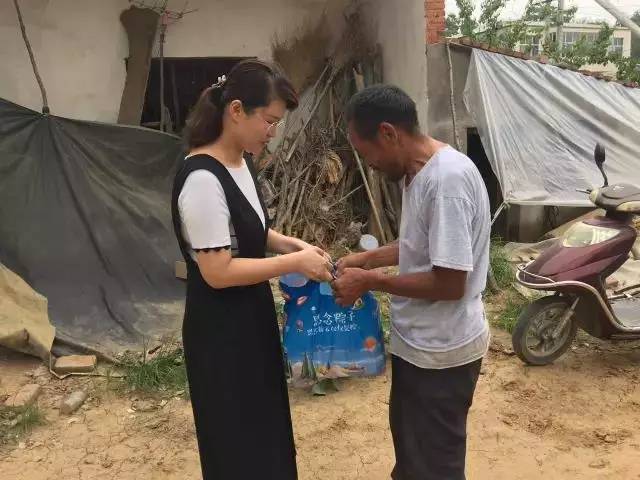 人物女驻村第一书记冯颖颖和她的驻村扶贫故事