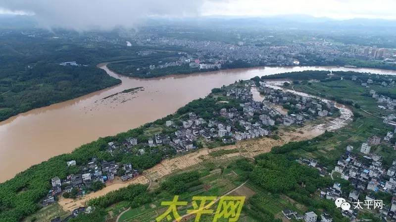 独家空中航拍藤县太平镇洪水灾情图