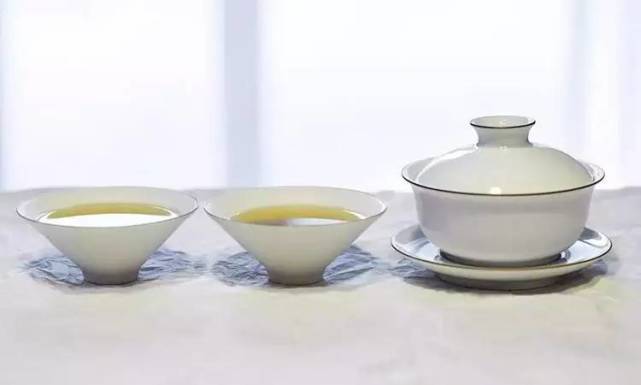 龙井茶正确泡法，你还在用沸水和紫砂壶糟蹋龙井吗