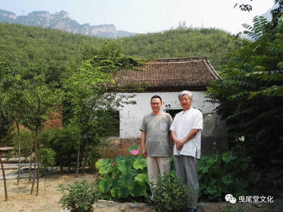 在云台山【玄同别墅~香令斋】院前 与李玄同先生合影