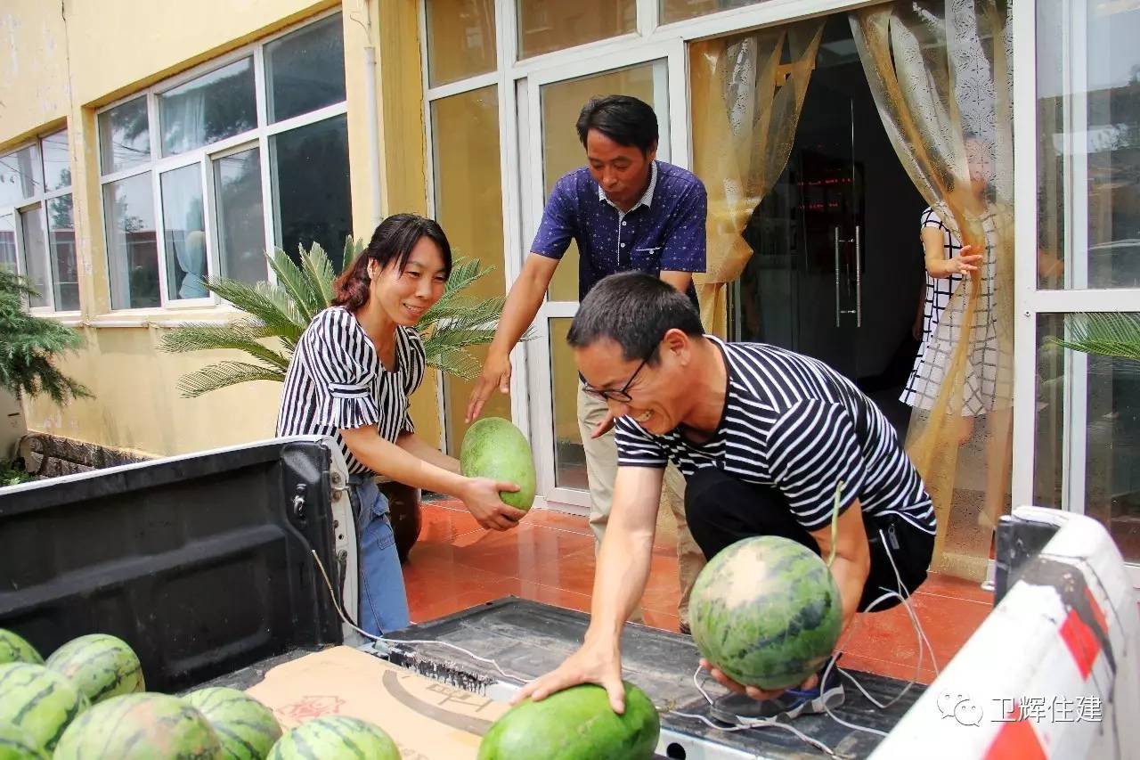 【住建动态】爱心助力为瓜农解忧 市长送瓜给工人解暑