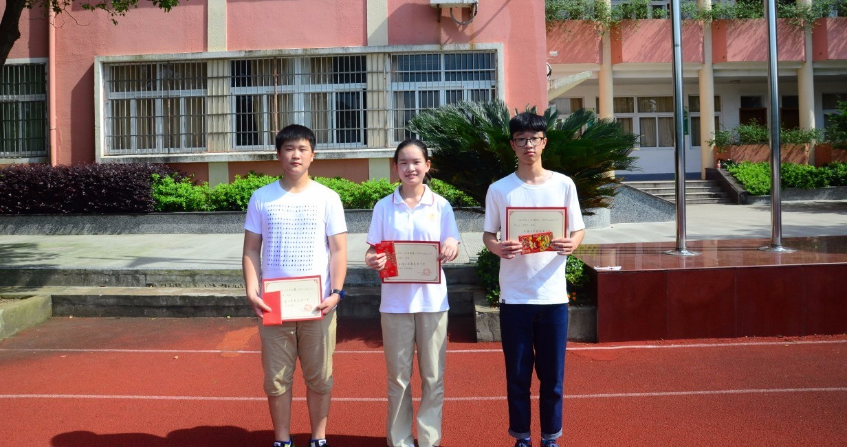 2016年考上北仑中学的三名学生▲徐普楠先生为白峰中学学生颁发盛威