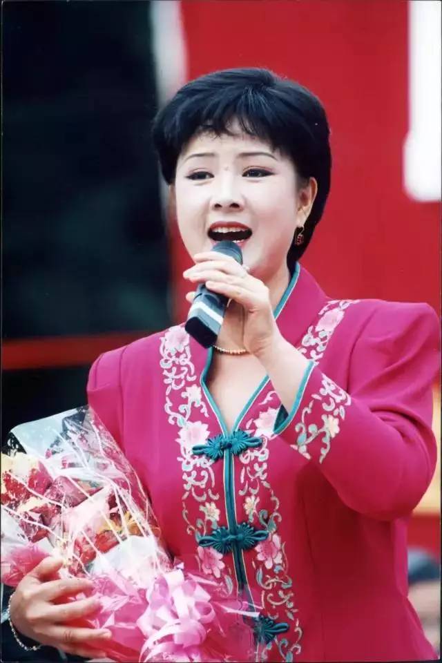 文化 正文  广西著名壮族女高音歌唱家,在1994年复排民间歌舞剧