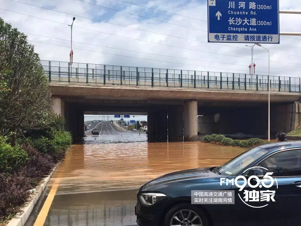 在积水路段上,长沙交警已出警50余人,对花候路,劳动路,川河路,沙湾路