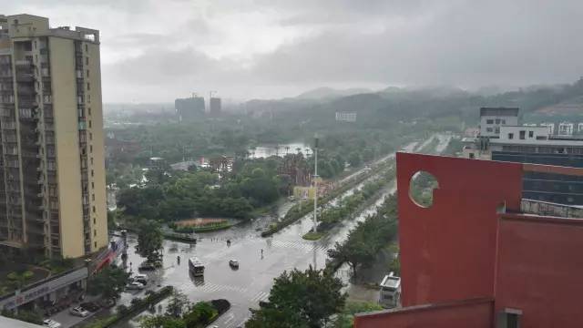 生活 正文  台山市 3日,端芬成务学校附近▼ 三合镇 联安正在转移群众