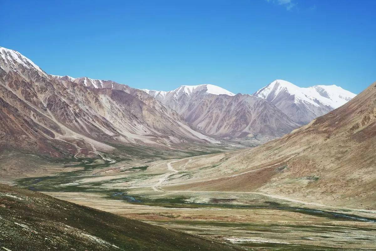 瓦罕走廊是一条东西走向的山谷,长约400公里,是我国与阿富汗的唯一陆