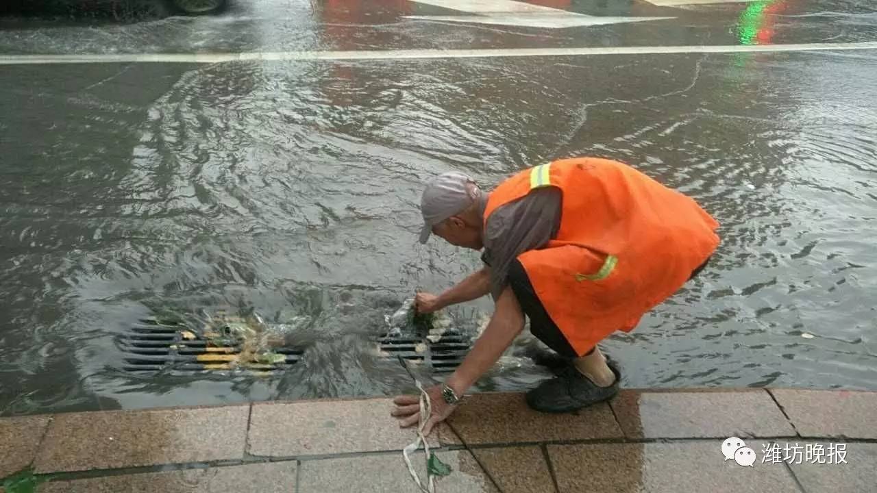 环卫工人清理下水道.记者 赵春晖