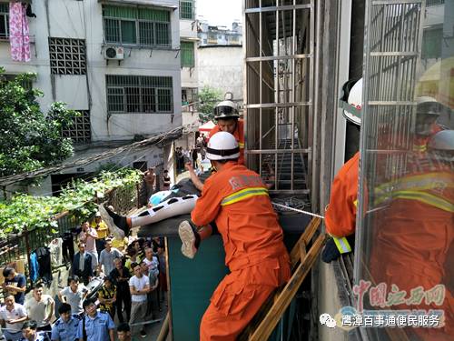 男子神志不清跳楼被困雨棚 鹰潭消防拉梯营救