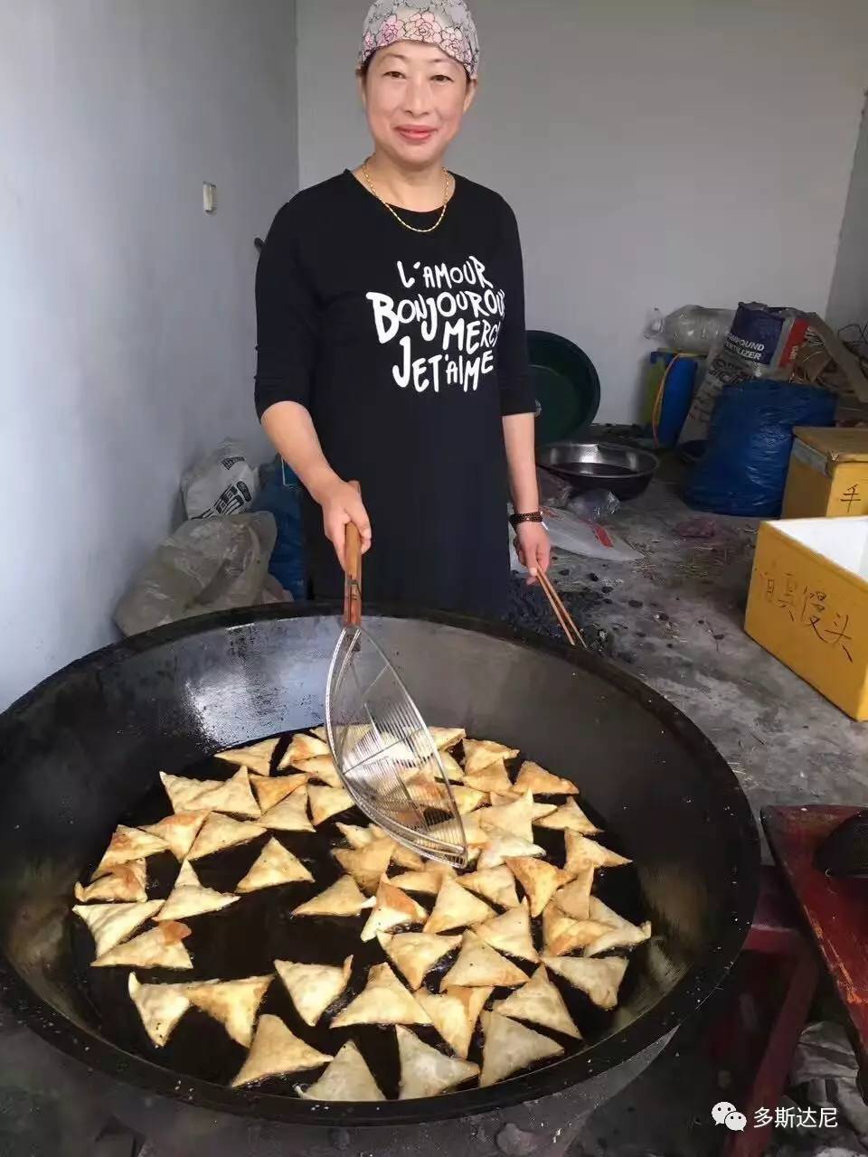 糖三角是我们回族传统食物之一,油炸食品,外形呈三角,因为带馅,传统是