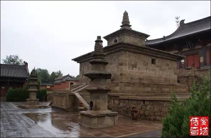 此行第32座塔法兴寺舍利塔,两级方形,南北开门,东西开窗,建于唐咸亨四