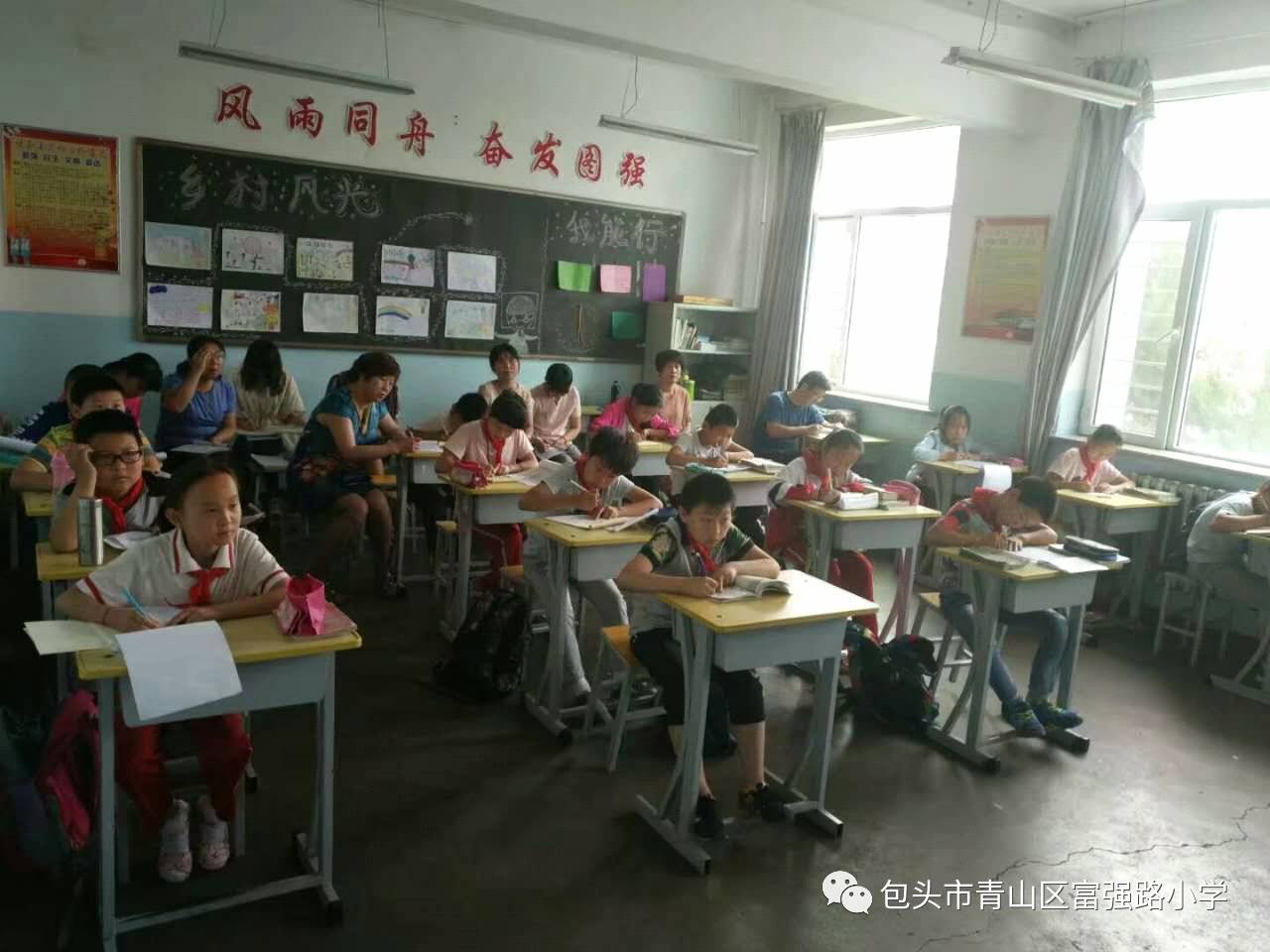 知识传递 梦想双赢—记富强路小学和新石拐小学结队共建活动