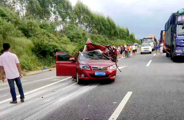 交警通报:昨天,柳武高速武宣金鸡附近路段,大货车追尾小车1死3伤!