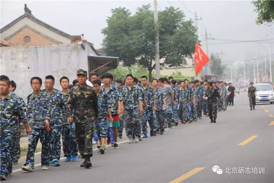 北京轻工技师学院学生军训之拉练篇