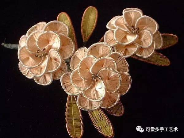 想不到铜丝线绕起来能做花,如果你家有剩余的毛线和绣线就这样利用