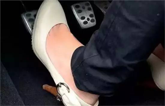 二,女性开车时切勿穿高跟鞋,厚底鞋油门踏板的操纵应以右脚跟踏放在