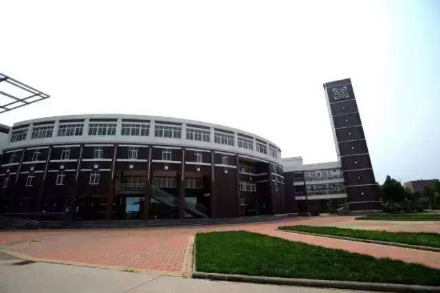 山东师范大学附属中学幸福柳校区,位于济南市历城区王舍人镇大辛庄